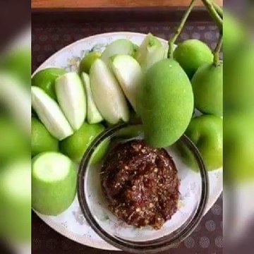কাঁচা আম যে আপনার শরীরের জন্য কত উপকারি তা জেনে নি। এই গরমে প্রতিদিন একটু কাঁচা আম খান। কাঁচা আমের উপকারিতা