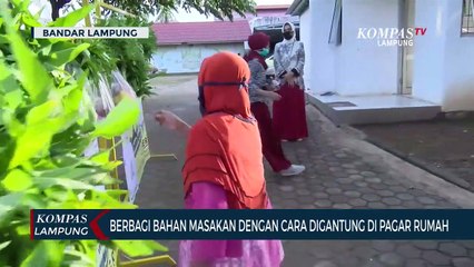 Berbagi Bahan Masakan Dengan Cara Digantung Di Pagar Rumah