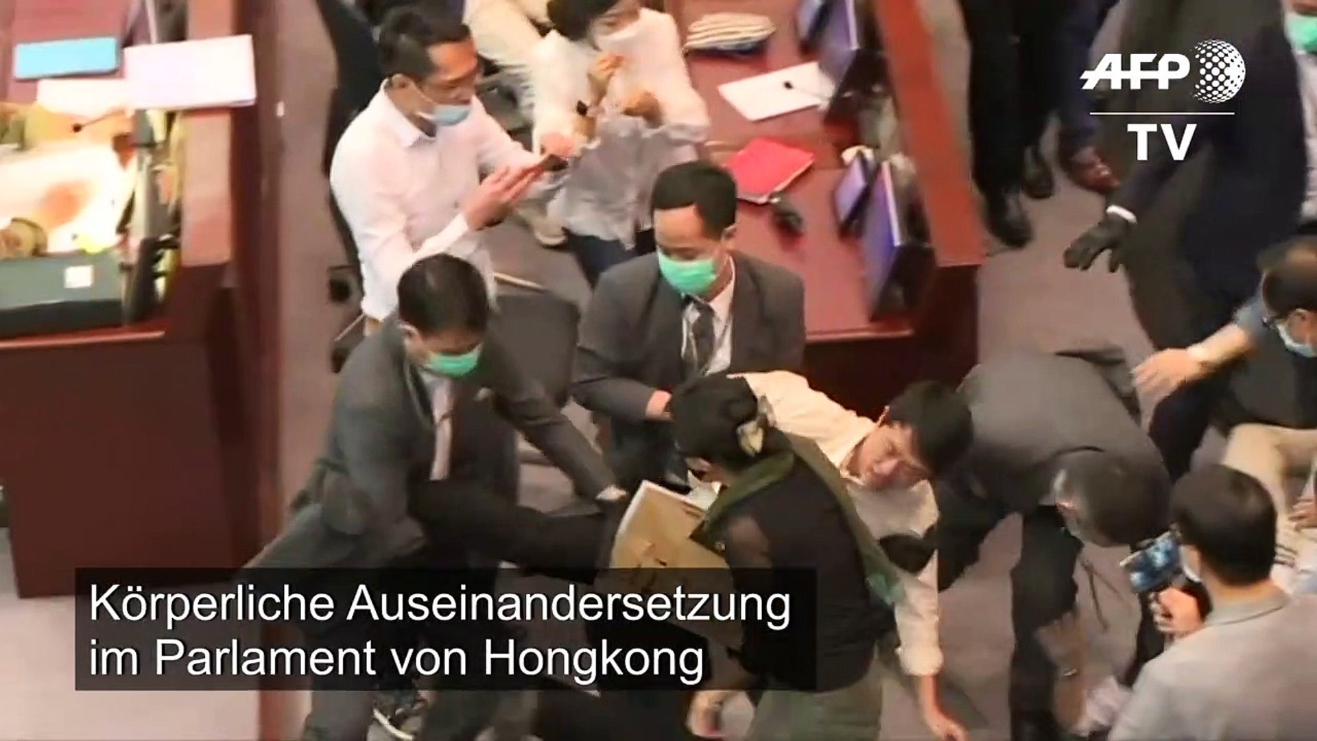 ⁣Prügelei im Parlament in Hongkong