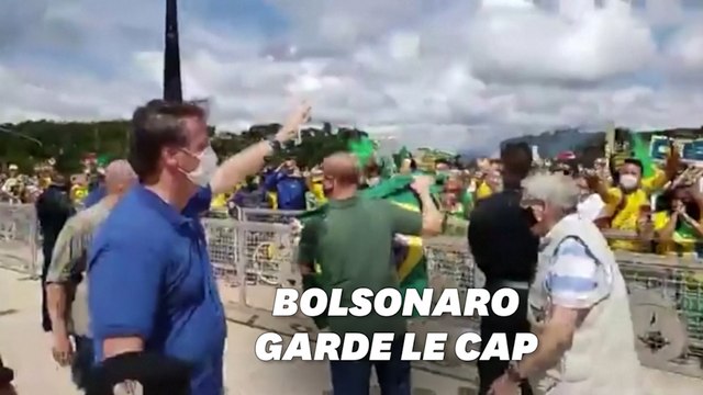 Bolsonaro salue une manifestation de soutien au mépris des normes sanitaires