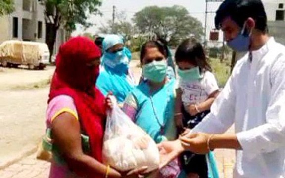 नीमच: समाज सेवी ने अपने बेटे के जन्मदिवस पर जरूरतमंदों को बांटी खाद्य सामग्री