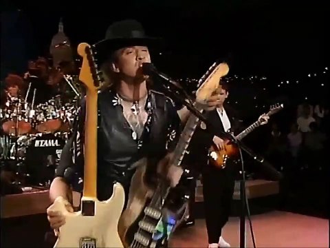 Il change de guitare en pleine chanson sans rater une note du concert !