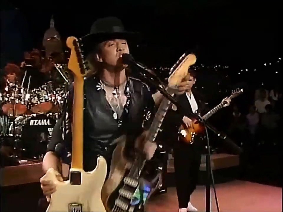 Il change de guitare en pleine chanson sans rater une note du concert !