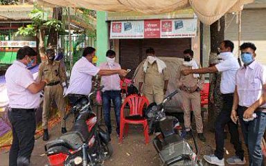 नीमच: सिंधी सोशल ग्रुप ने कोरोना योद्धाओं को बांटे ज्यूस व एनर्जी ड्रिंक के पैकेट