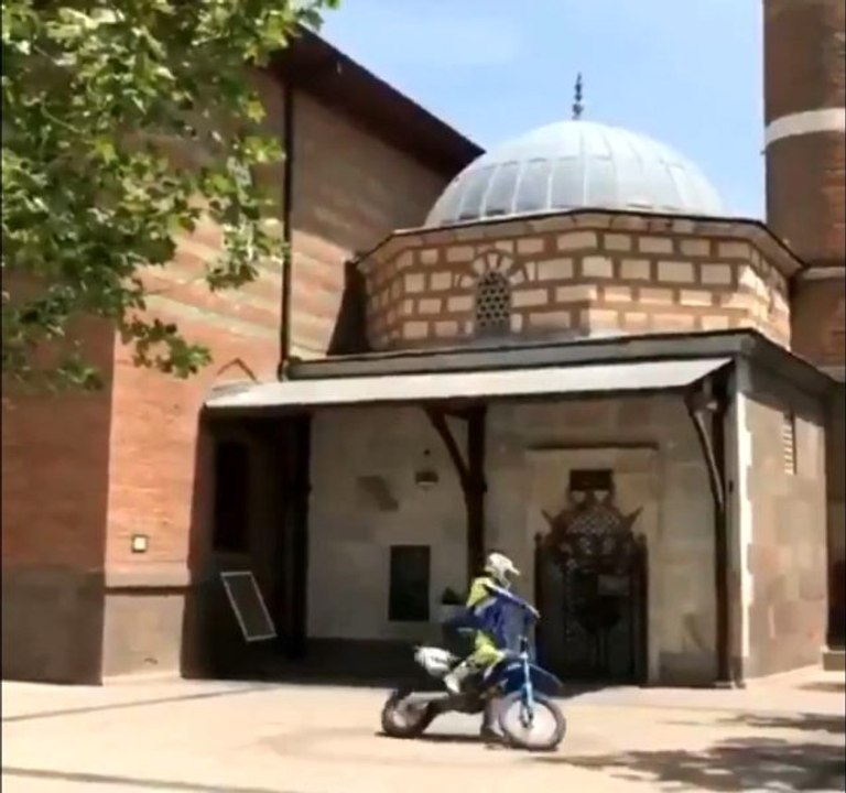 Hacı Bayram Veli Türbesi önünde drift yapan motosikletliye ve yanındakilere para cezası