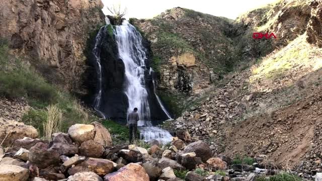 KARS Susuz Şelalesi doğal güzelliğiyle büyülüyor