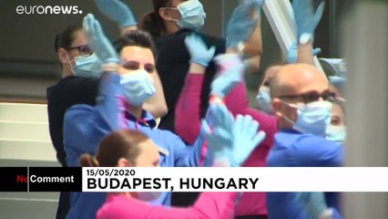 شاهد: رقصة جماعية لطاقم شركة "ويز إير" في مطار بودابست