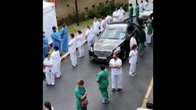 À Bruxelles, des soignants tournent le dos à la Première ministre belge lors de son arrivée dans un hôpital