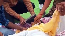 शर्मनाक: मिर्गी के मरीज को चिकित्सकीय सुविधा उपलब्ध कराने के बजाय अपर कलेक्टर सुंघा रहे थे जूता