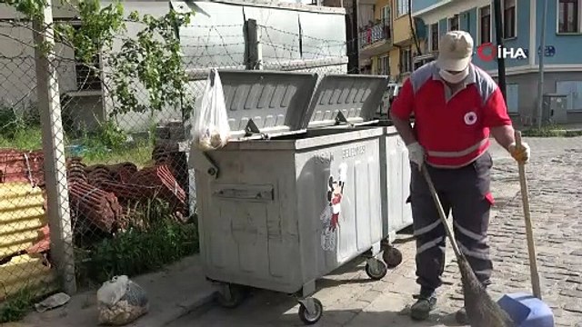 Temizlik işçisi çöpe atılan ekmekleri sokak hayvanları için topluyor