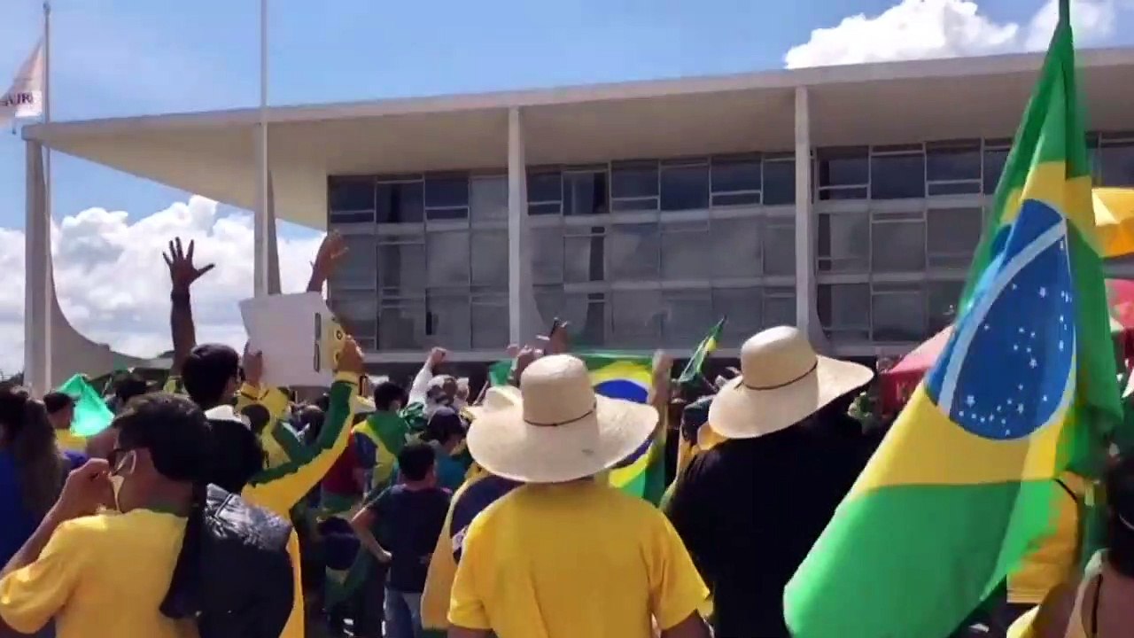Bolsonaro lässt sich feiern - ohne Abstand