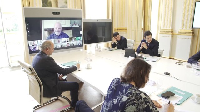 Il ne faut pas non plus avoir des pudeurs de gazelle : Emmanuel Macron évoque la situation du secteur de la restauration face au chef Philippe Etchebest