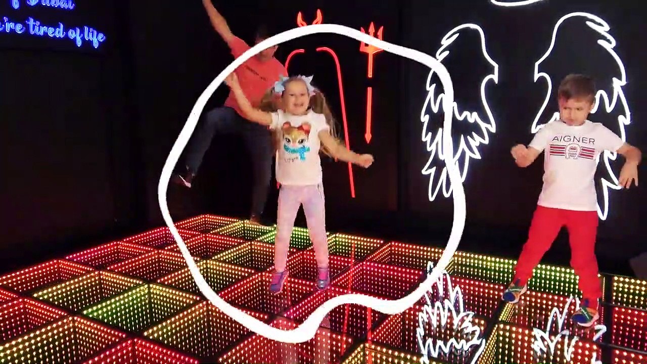 Roma and Diana play with dad in the Museum of Selfies