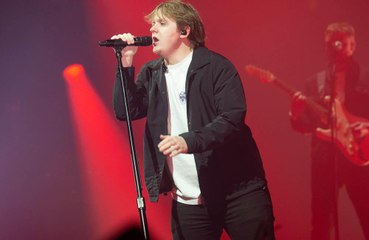 Lewis Capaldi rêve d'avoir des abdos en béton!