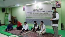 Bersalaman saling memaafkan di hari Idul Fitri.