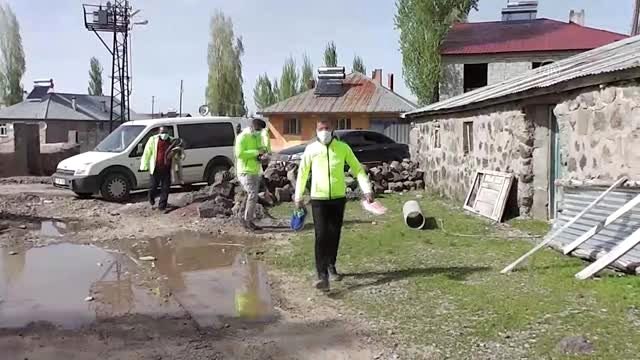 Gönüllü gençler ihtiyaç sahibi ailelerin gönlüne dokunuyor