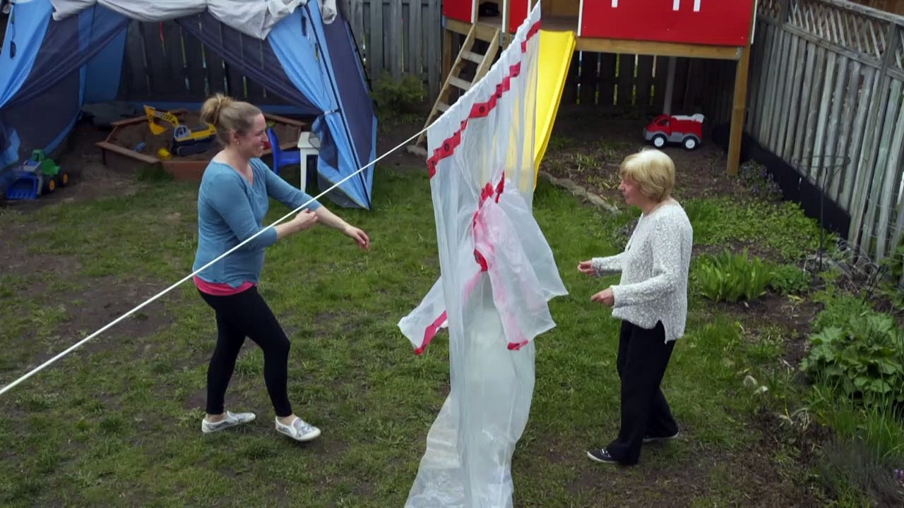 Coronavirus: au Canada, un "gant à câlin" pour enlacer les siens