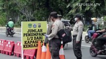 Petugas gabungan memasang plang pemberitahuan pemeriksaan penerapan Pembatasan Sosial Berskala Besar (PSBB) di Jalan Laks. Laut RE Martadinata, Purwakarta, Jawa Barat.