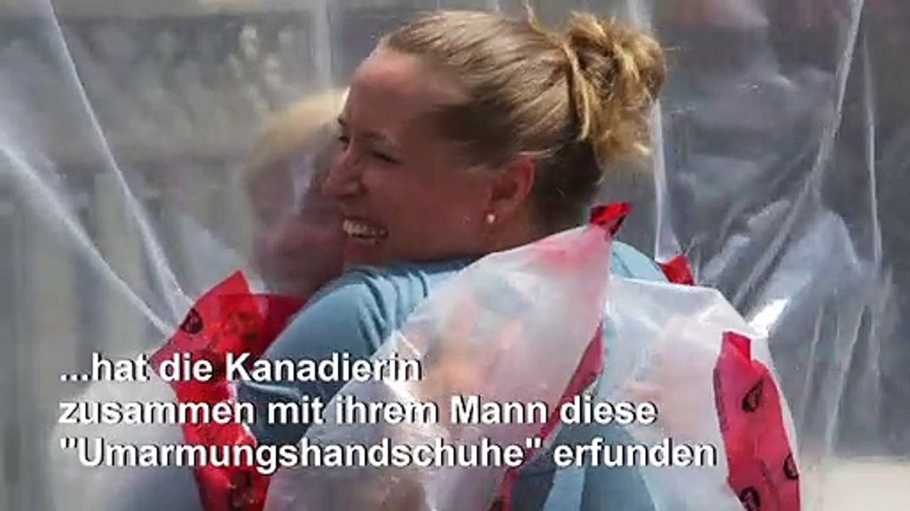 Umarmung in Corona-Zeiten – dank Plastikfolie