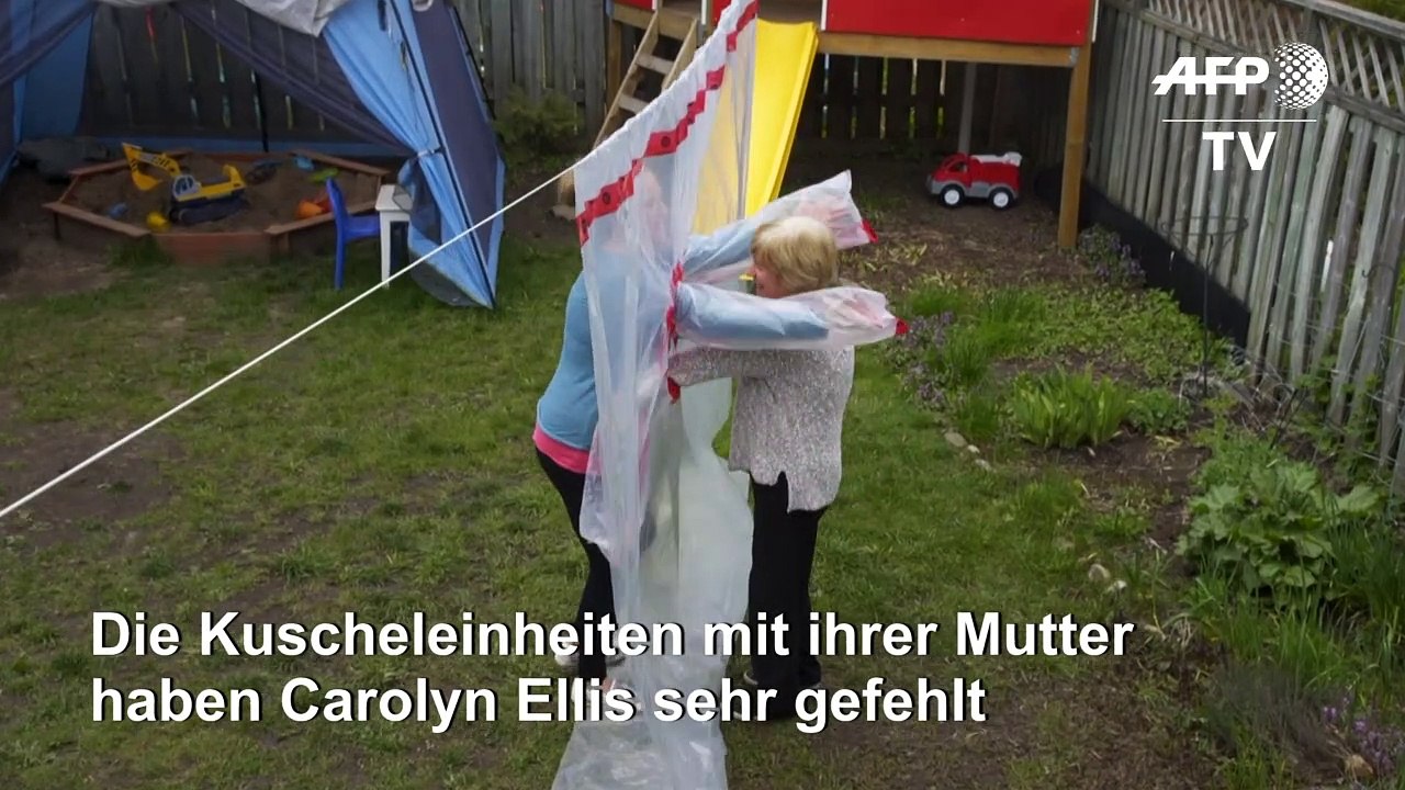 Umarmung in Corona-Zeiten – dank Plastikfolie