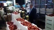 وزير التجارة الداخلية وحماية المستهلك التابع لنظام أسد طلال البرازي يتجول في سوق الهال في محاولة فاشلة لضبط الأسعار