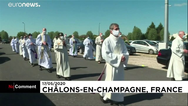 Fiéis assistem a missa num drive-in