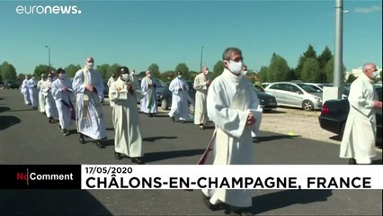 Fiéis assistem a missa num drive-in