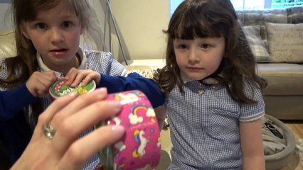 Sophia e Isabella Colando Fita Adesiva na Porta do Quarto da Alice - Brincadeiras e Diversão