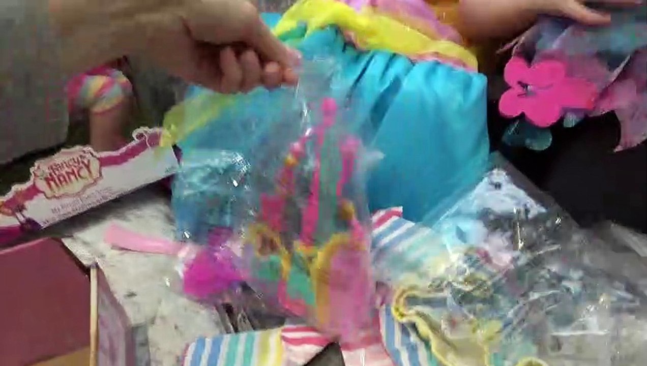 Sophia e Isabella Mostrando a Boneca Fancy Nancy da Disney e se vestindo de Princesa Disney Fancy Nancy