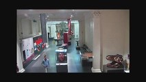 Un homme entre par effraction dans un musée et prend des selfies devant la tête d’un dinosaure