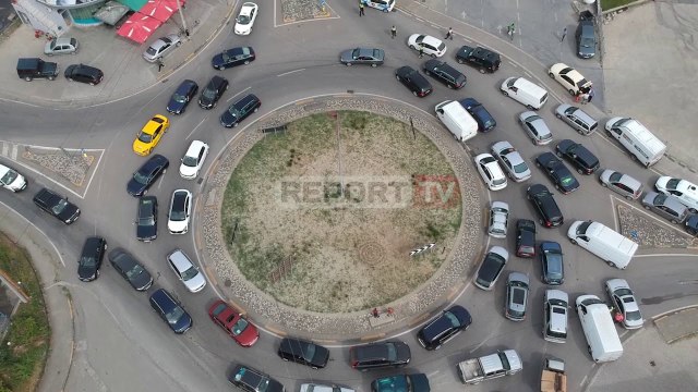 Report TV - Kontrolli për protestues, pamje me dron nga trafiku në Bradasheshi! Revoltohen qytetarët