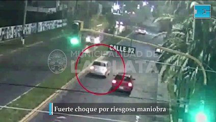 Fuerte choque por riesgosa maniobra