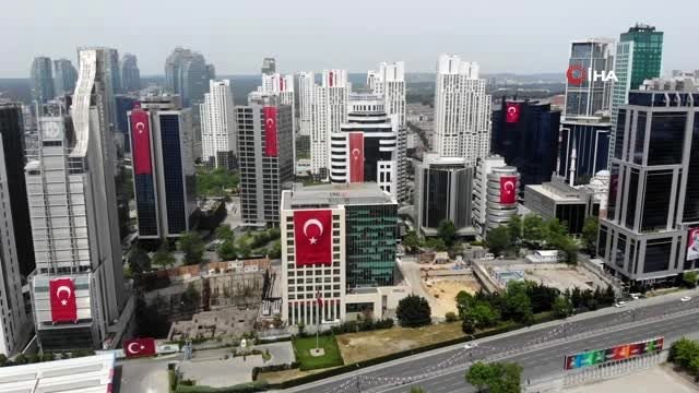 İstanbul'da gökdelenler 19 Mayıs için Türk Bayrakları ile süslendi