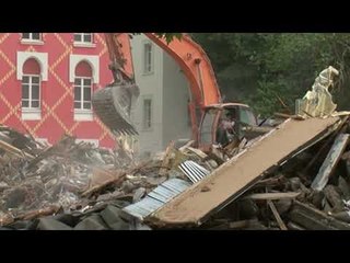 Ora News  - Nis zhvendosja e inerteve në gërmadhat e Teatrit, policia monitoron nga larg