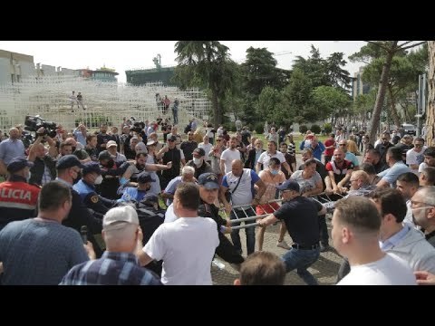 Shtatë të arrestuar për protestat kundër shembjes së Teatrit, lëndohen edhe 7 efektivë të patrullës