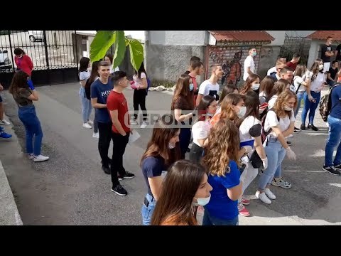 379 maturantë të Gjirokastrës të 'armatosur' me maska e doreza nisin mësimin
