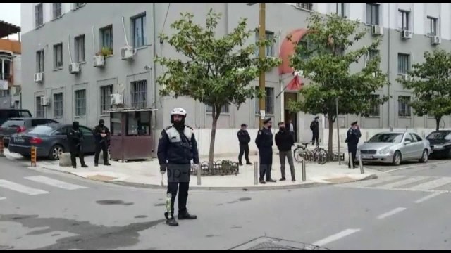 Sekuestrohen 68 pako me heroinë, në pranga një 49-vjeçar. I kishte fshehur poshtë…