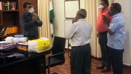 रतन परिवार ने जिला कलेक्टर को 100 PPE किट किये भेट