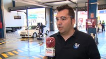 Supervisor de ITV explica las medidas de seguridad al revisar vehículo