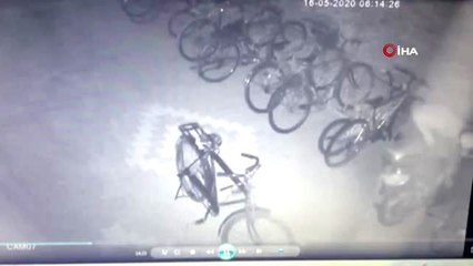 Sokağa çıkma kısıtlamasında akü hırsızlığı kamerada