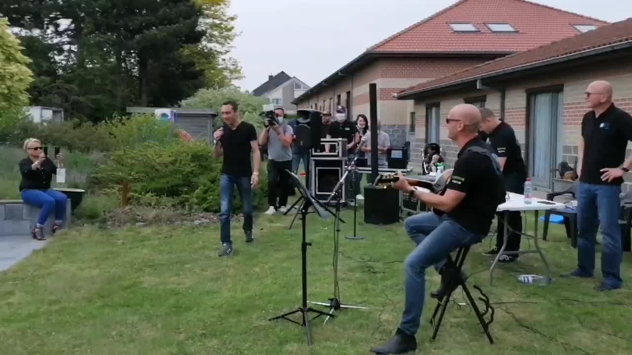 Mouscron: concert surprise de Jean-Baptiste Guégan à la Résidence Amadeus