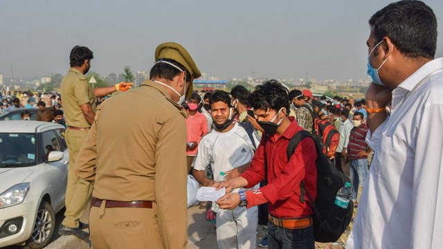 Delhi:Migrant workers gathered at Patparganj area to go home
