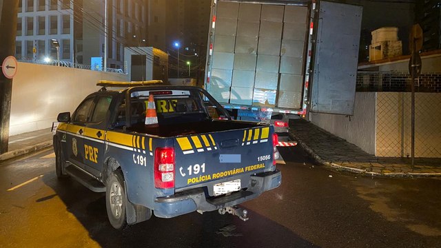 PRF/PB APREENDE CARGA DE CIGARROS CONTRABANDEADOS AVALIADA EM MAIS DE R$ 3 MILHÕES