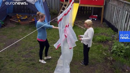 Covid-19 salgınında Anneler Günü'nü sarılarak kutlamak için 'sarılma eldiveni' tasarladı