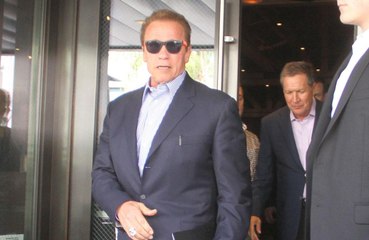 Arnold Schwarzenegger fala sobre cirurgia cardíaca durante discurso para formandos