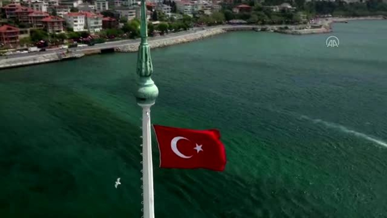 Emre Aydın, Kız Kulesi'nde 19 Mayıs'a özel konser verdi