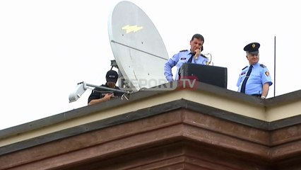 Report TV -Tarracat e institucioneve 'blindohen' nga policët