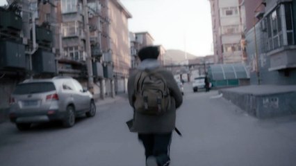 An Elephant Sitting Still - Tráiler español