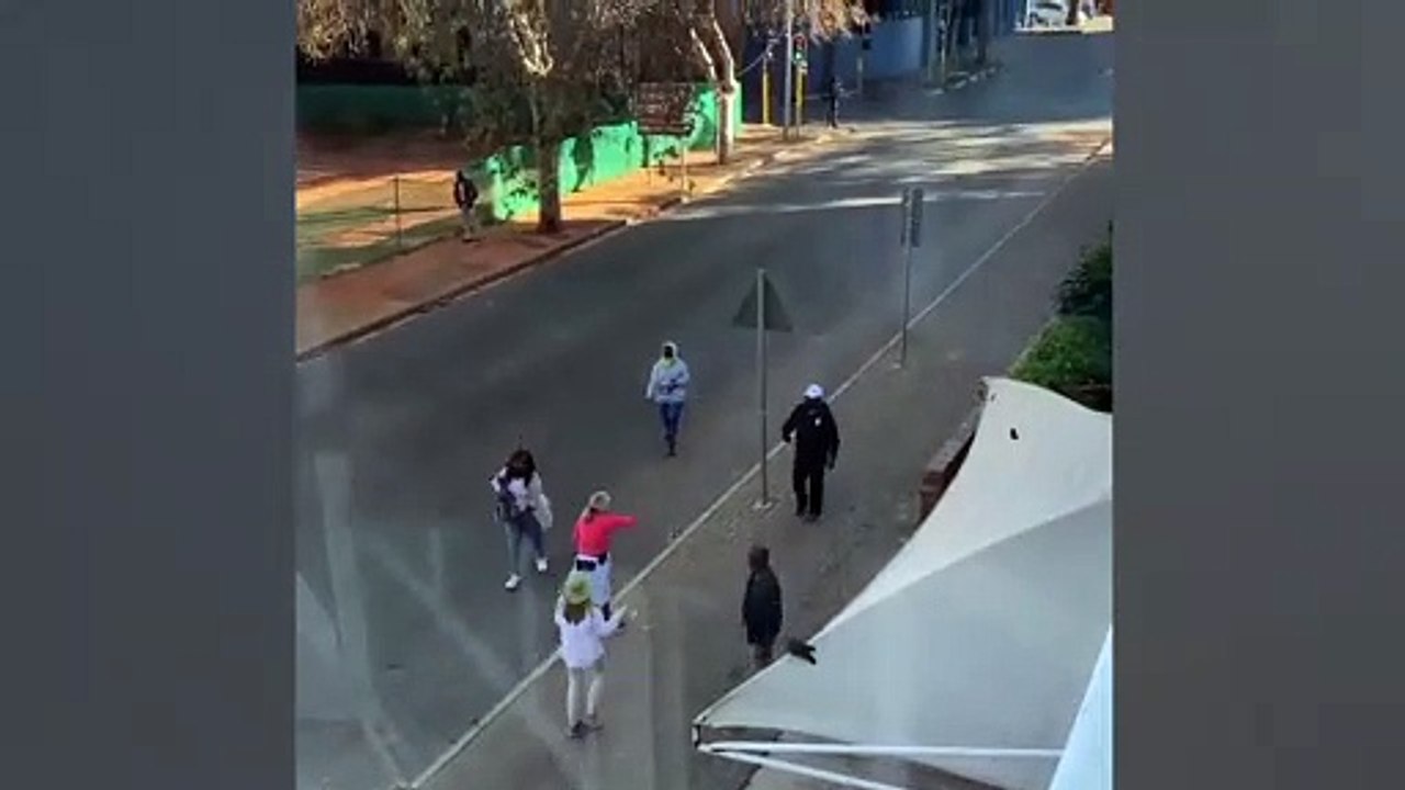Güney Afrika Devlet Başkanı'nın 'Gel, tutuklanmadan fotoğraf çekilelim' şakası tepki çekti