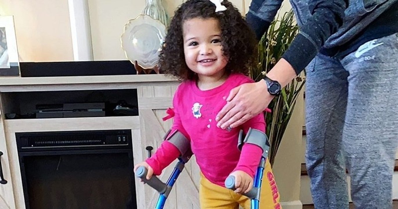 Cette petite fille atteinte de spina bifida apprend à marcher malgré son handicap